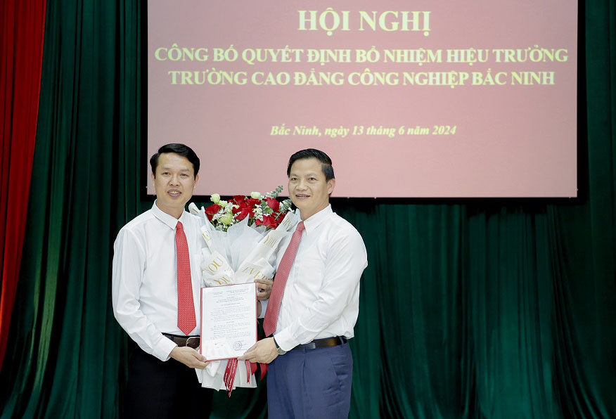 Công bố Quyết định bổ nhiệm Hiệu trưởng chơi bài uno
